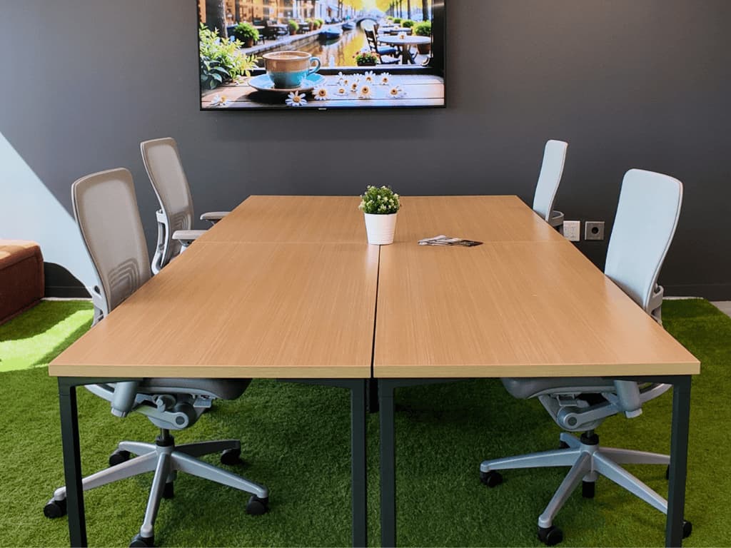 Open desk - Coworking and Private Office Space in Mississauga, Ontario